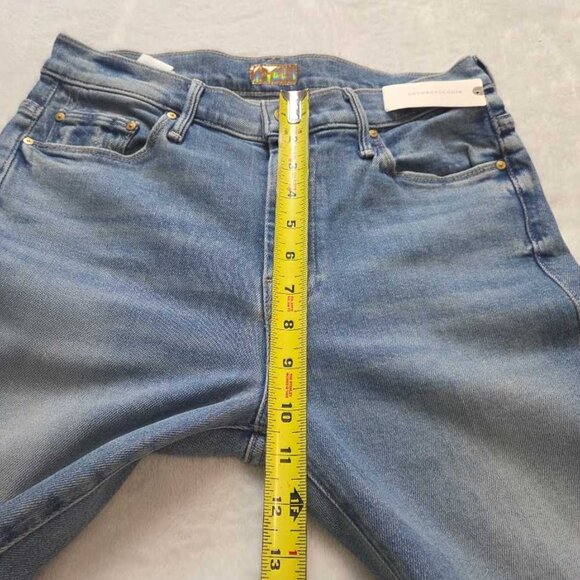 29 Mother (from Anthropologie) The Weekender Fray mid-rise Jeans in Glow Up - Picture 9 of 11